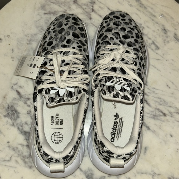 NWT Adidas Swift Run shoes - Picture 4 of 6